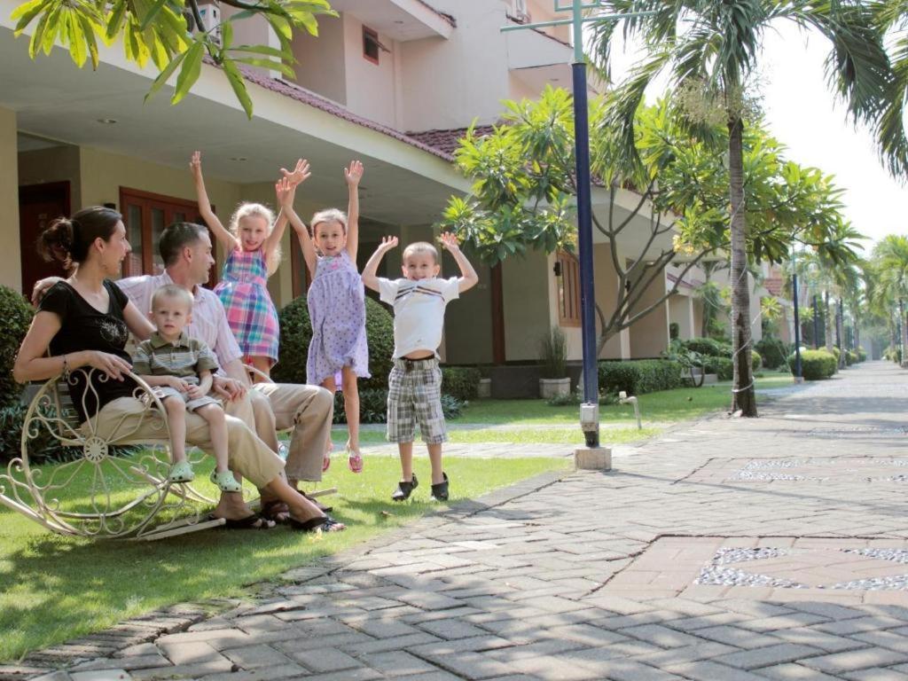 Country Heritage Resort Hotel Surabaya Esterno foto