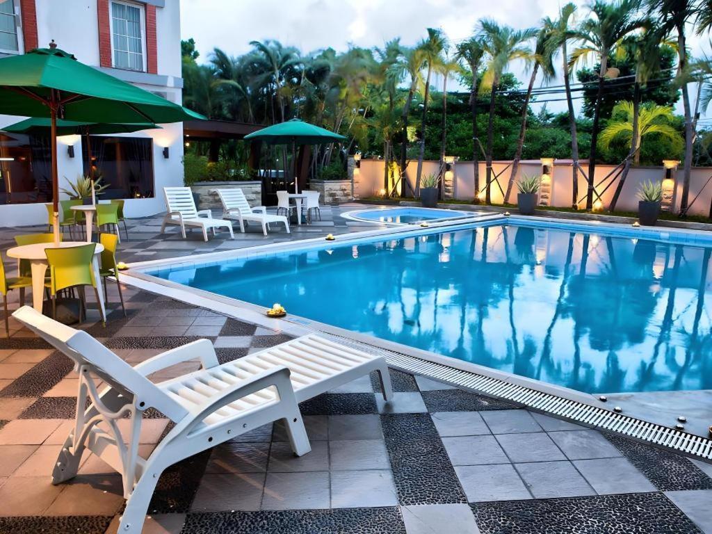 Country Heritage Resort Hotel Surabaya Esterno foto