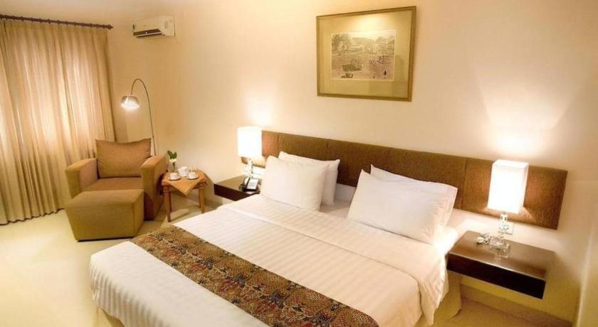 Country Heritage Resort Hotel Surabaya Esterno foto